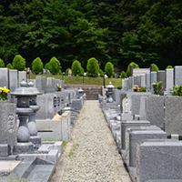 周囲の同意が得られる場所が都市部に無い事から墓地は郊外に整備されます。